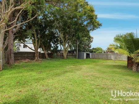 Spacious four bedroom home in convenient location - Photo 4