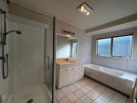 4 Bedroom, 2 Bathroom, 2 Living! - Photo 2