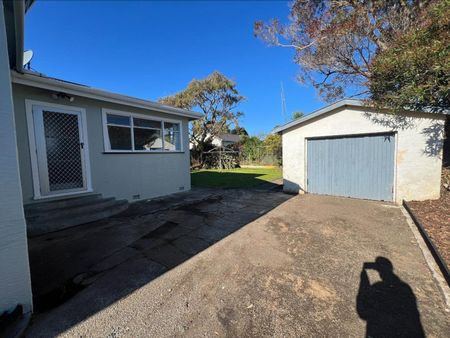 Comfortable three-bedroom home - Photo 2