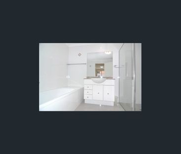 North West facing apartment with a park view - Photo 4