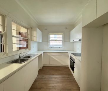 Family Home Offering Space, Comfort & Modern Living - Photo 2