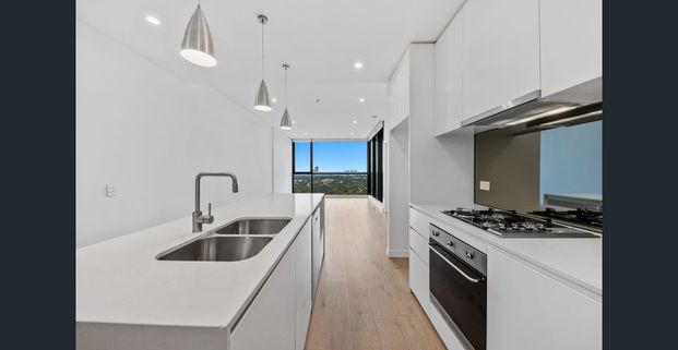 Contemporary apartment complete with magnificent views - Photo 1