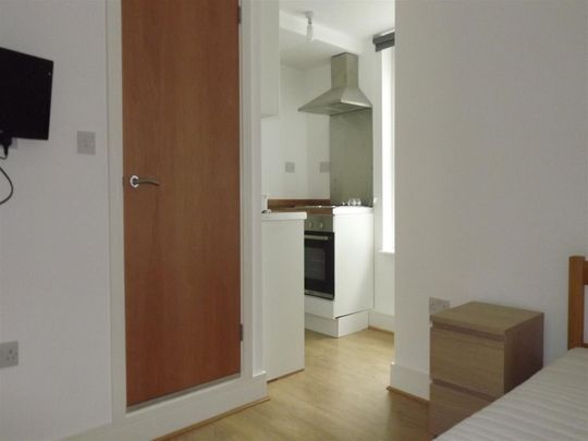 Room 2, 58 Brookhill Road, London - Photo 1