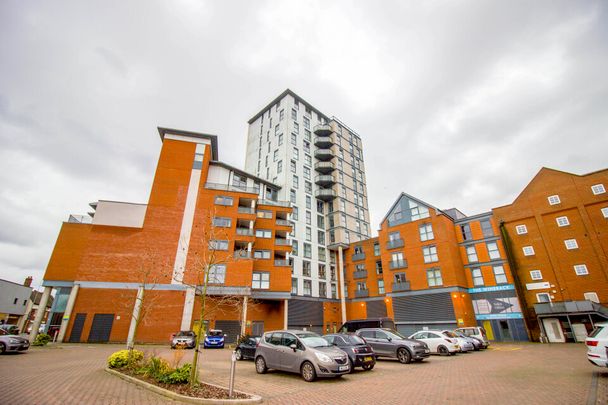 Stunning 2 bedroom flat with secure parking to let in in Ipswich Regatta - Photo 1