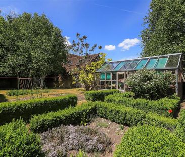 6 bedroom detached house to rent - Photo 2