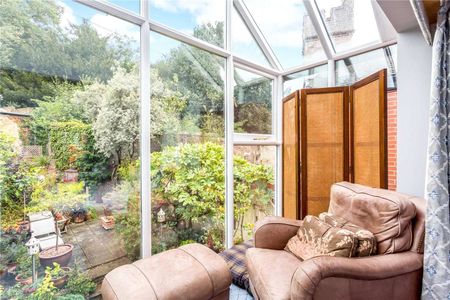 Grade II listed four bedroom townhouse adjacent to Windsor Castle and just yards away from The Long Walk. - Photo 3