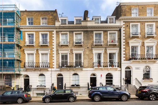 A lovely top floor one bedroom apartment in a period conversion in Arundel Square. - Photo 1