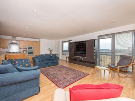 3 bedroom flat to rent - Photo 4