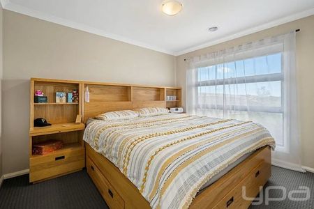 MODERN FAMILY LIVING WITH HUGE BACKYARD AND OFF-STREET PARKING FOR CARAVAN, TRAILER OR EXTRA CARS! - Photo 3