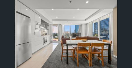 Elegant Furnished Apartment in the Heart of Surfers Paradise - Photo 3