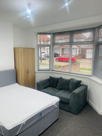 1 bedroom in a house share to rent - Photo 3