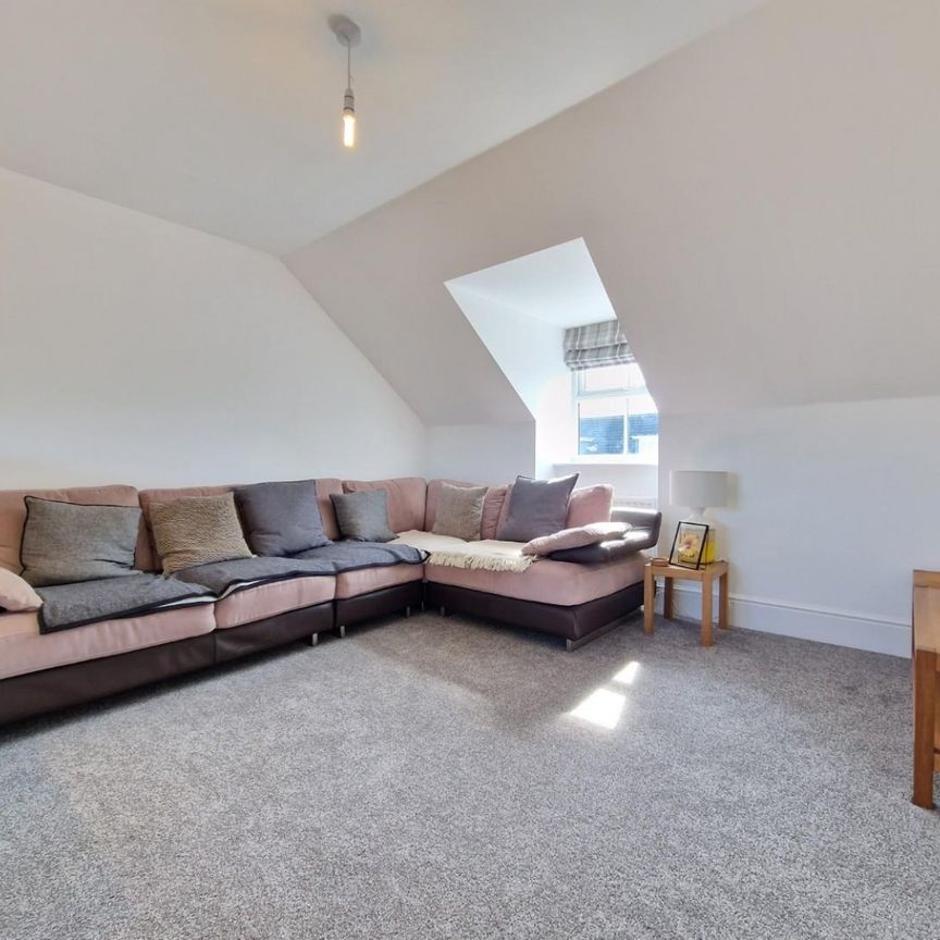 2 bedroom Flat To Let - Photo 1