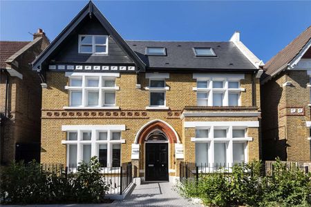 Stunning two bedroom, two bathroom apartment set in a much coveted and newly converted detached Ealing development. - Photo 3