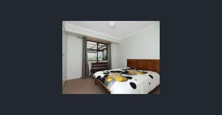 4 Bedroom Home within walking distance to a Park and Major Shopping Centre then look no further. - Photo 4