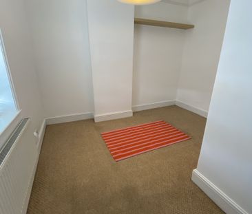 £1,400 PCM, Spacious Three Double Bedroom Maisonette with Enclosed ... - Photo 6