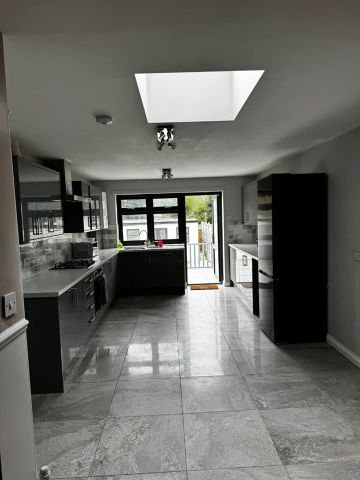 Room in a Shared House, Quebec Road, IG2 - Photo 3