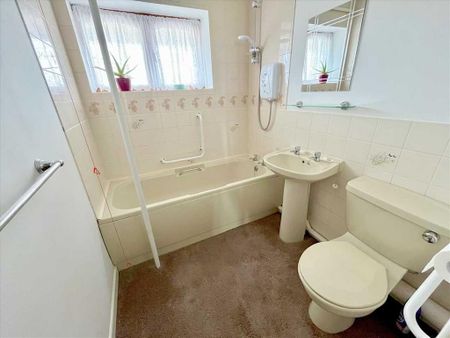 1 bedroom retirement property to rent - Photo 4