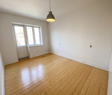 Centraltbeliggende og lys 2-værelses lejlighed med altan - Photo 6