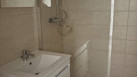 *Location 2 pièces rénové centre ville + parking - Photo 2