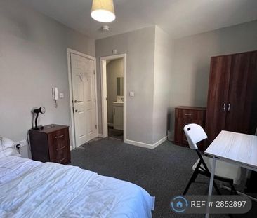 1 bedroom in a house share to rent - Photo 2