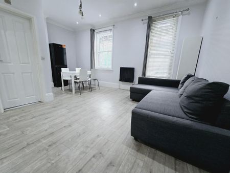 3 bedroom flat to rent - Photo 2