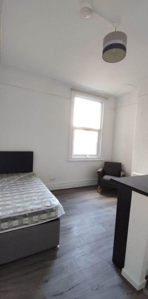 Studio to rent - Photo 1