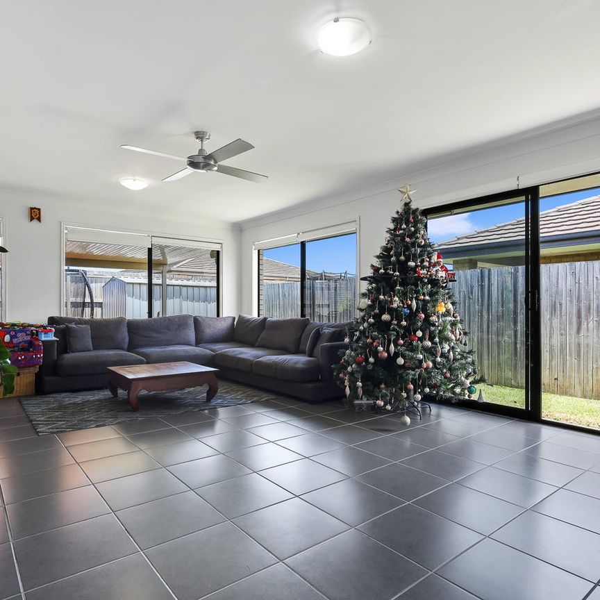 Modern Family Home in Prime Pimpama Location – Close to Schools, Shops & M1 - Photo 1