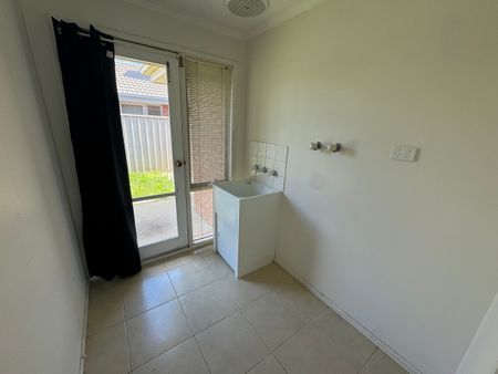 4 BEDROOM HOUSE IN KIALLA LAKES - Photo 4