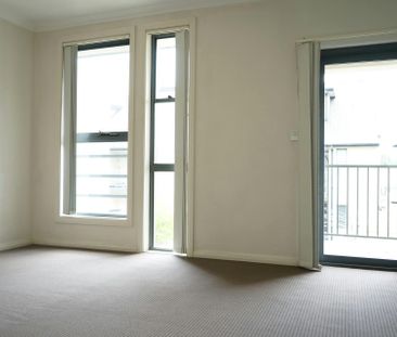 Spacious Two Bedroom Townhouse - Photo 6