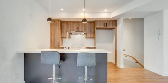 Logement luxueux, piscine creusée , garage et plus ! Libre immédiatement. Candiac - Photo 2