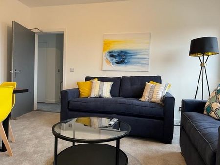 1 bedroom in a flat share to rent - Photo 2