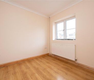 3 bedroom end of terrace house to rent - Photo 4