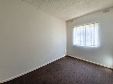 DOWNSTAIRS UNIT, AMAZING LOCATION! - Photo 4