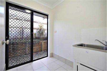 Fantastic Family Home - Fully Air Conditioned - 10kw Solar - Large Backyard - Photo 2