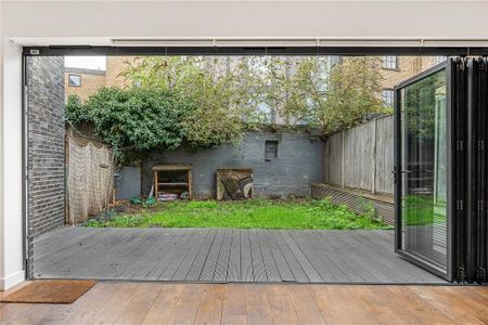 3 bedroom mews to rent - Photo 2