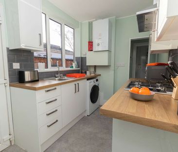 🏡 Home from Hospital: Stylish House Share Steps from George Eliot! - Photo 6