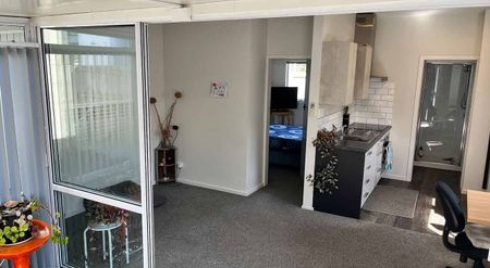 As-new apartment 300m from CBD edge, warm/sunny - Photo 2