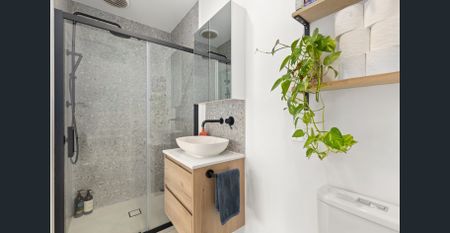 A Rare Find - Secluded Private & Secure Townhouse In The Heart Of St Kilda - Photo 4