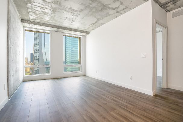 From bold architecture to sweeping skyline views, Skyla is where downtown Montréal living reaches its peak — in style - Photo 1