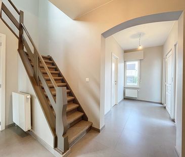 Zeer ruime villa met 4 slpkrs gelegen op TOP locatie - Photo 2