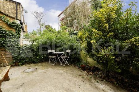 4 bedroom house located a short walk to Stoke Newington Station - Photo 4