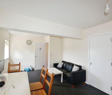 1 bedroom in a flat share to rent - Photo 1