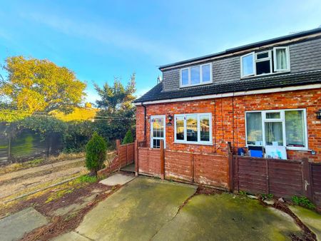 2 bedroom mews to rent - Photo 2