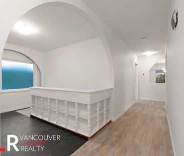 House in North Vancouver, BC - Photo 3