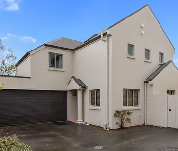 Standalone 3-bedroom Townhouse with Double Garage - Photo 2