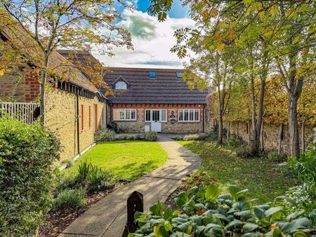 2 bedroom semi-detached house to rent - Photo 4