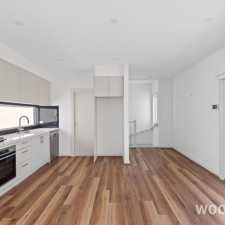 MODERN REVERSE LIVING TOWNHOUSE IN PRIME THORNBURY LOCATION - Photo 1