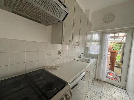 1 bedroom in a house share to rent - Photo 4