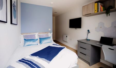 Large En-suite - Photo 4