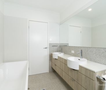 Modern 3-Bedroom Townhouse in a Convenient Pimpama Location - Photo 6